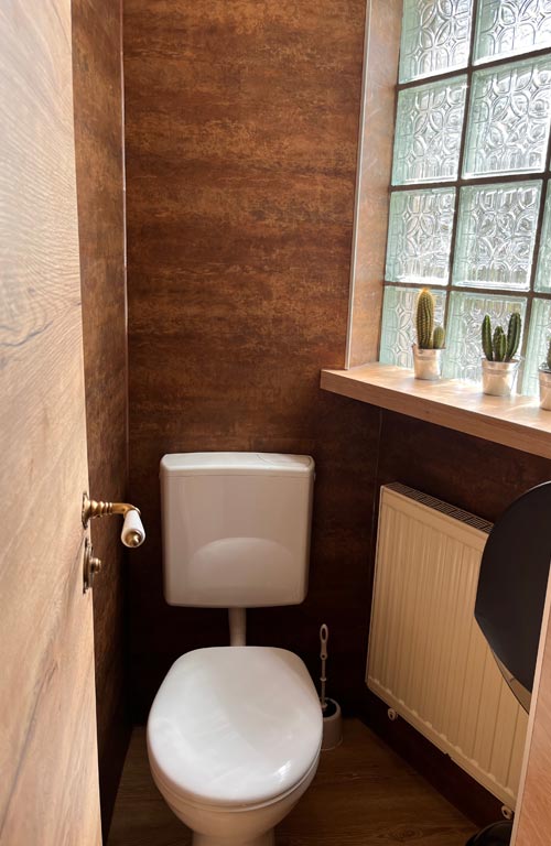 Bodendesign_Vito-Ragusa_Toilette_Vinyl_Wandbelag