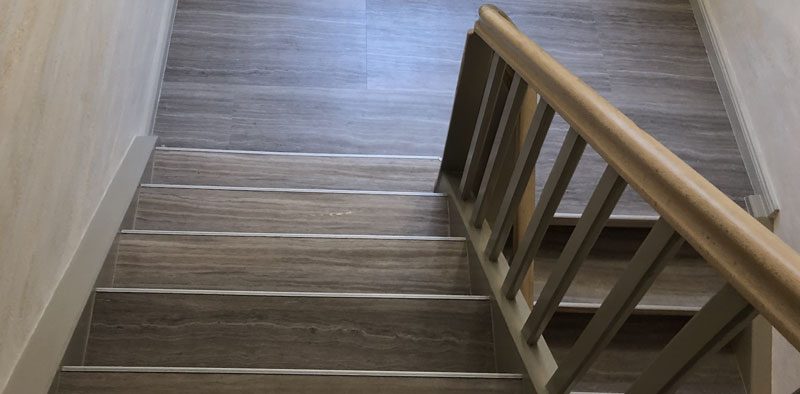 Bodendesign-by-Vito-Ragusa-Vinylboden-Treppenhaus-nachher