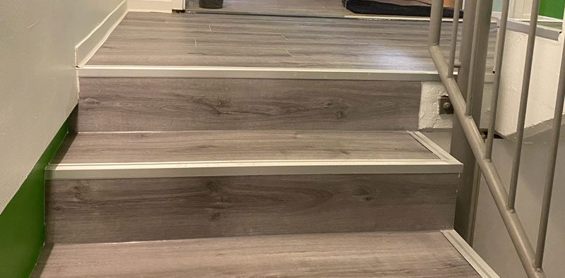 nachher_Bodendesign-by-Vito-Ragusa-Vinylboden-Treppenaufgang-Fitnessstudio-Guedingen